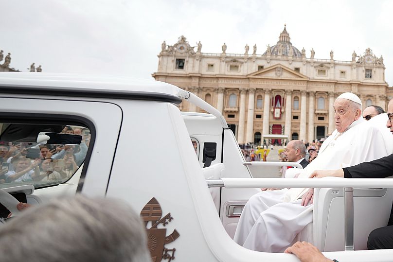 Papst Franziskus fährt über den Petersplatz, nachdem er am Ende der Ostermesse  am Sonntag, den 20. April 2025, den Segen Urbi et Orbi erteilt hat.