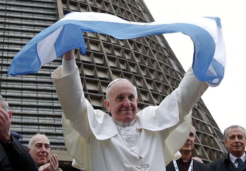 Papież z flagą Argentyny przed katedrą w Rio de Janeiro, 25.07.2013  