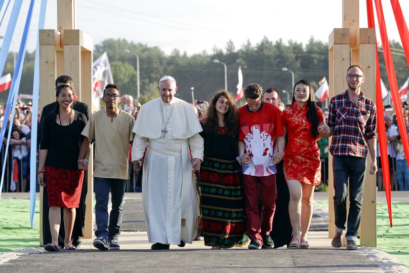 Franciszek w otoczeniu młodych ludzi, uczestników Światowych Dni Młodzieży