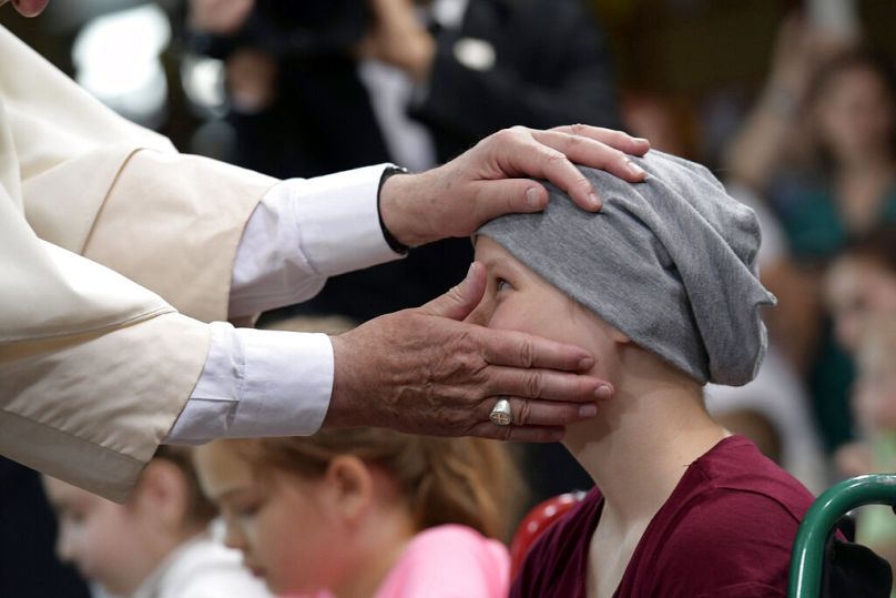 Franciszek błogosławi pacjentkę szpitala w Prokocimiu