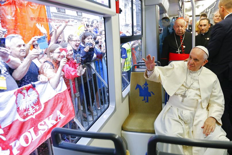 Tłumy pozdrawiają papieża jadącego przez Kraków tramwajem