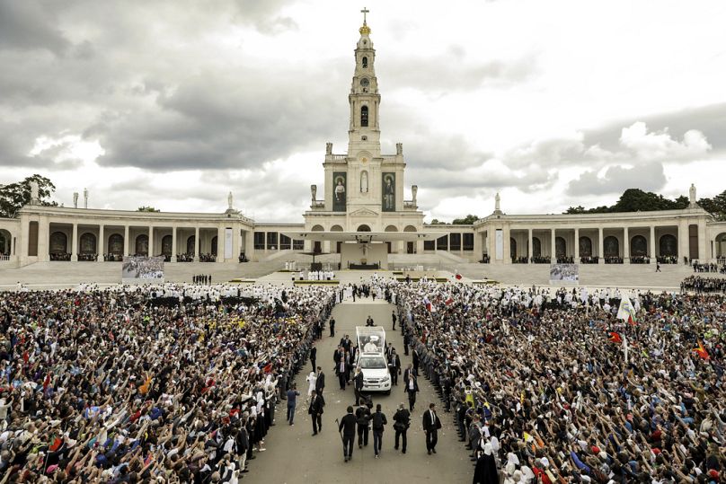 O Papa Francisco, no seu papamóvel, no final da missa em que canonizou os pastorinhos Jacinta e Francisco Marto, no Santuário de Nossa Senhora de Fátima, 13 de maio de 2017.
