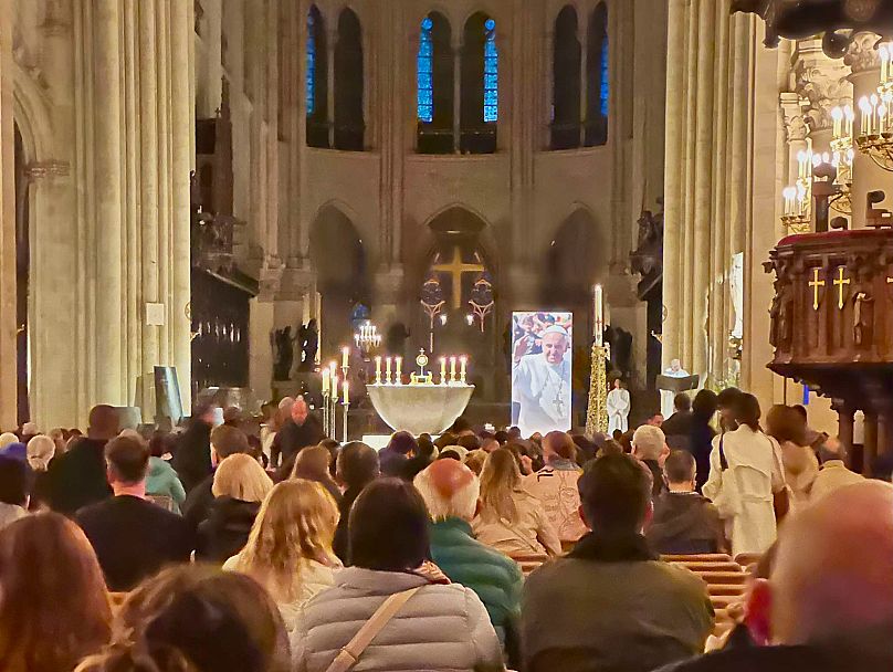 A párizsi Notre-Dame-székesegyházban is Ferenc pápáért imádkoztak az esti szentmisén - 2025 április 21.