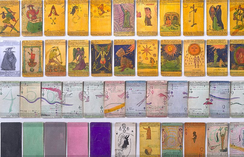 Warburg Enstitüsü'nün 'Tarot - Kökenler ve Sonrası' sergisinde sergilenen el boyaması tarot kartları.