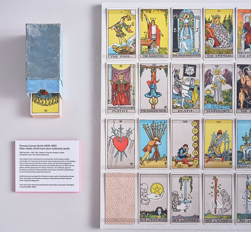 Rider-Waite Tarot destesi, en popüler ve en çok taklit edilen destelerden biri olmaya devam ediyor.