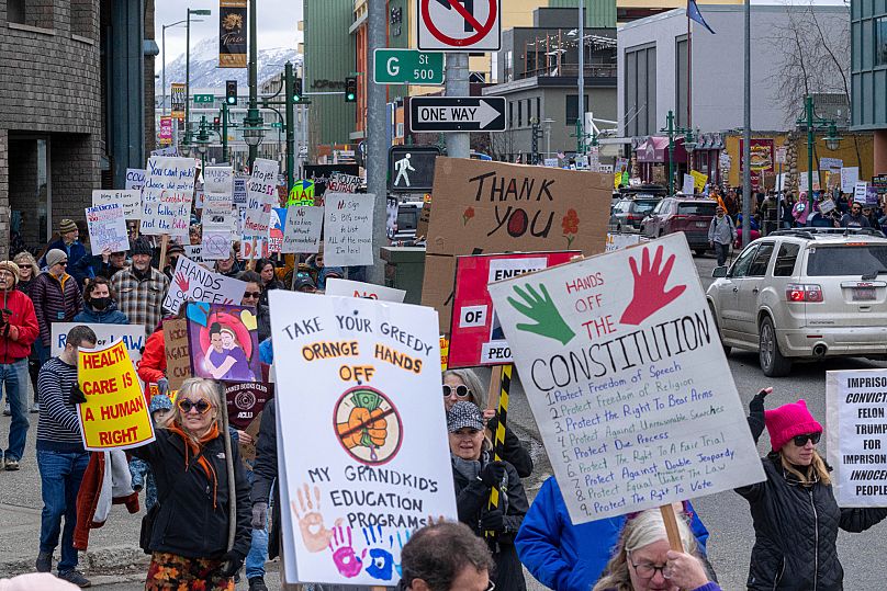 Manifestation dans le centre-ville d'Anchorage, en Alaska, contre le président Trump et sa politique, le samedi 19 avril 2025
