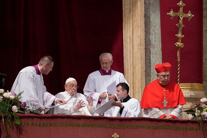 Le pape François apparaît sur la loge centrale de la basilique Saint-Pierre à la fin de la messe de Pâques sur la place Saint-Pierre au Vatican, le dimanche 20 avril 2025