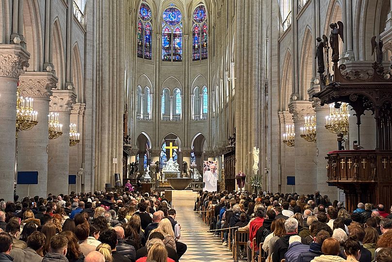 Des fidèles assistent à une messe à l'intérieur de la cathédrale Notre-Dame en hommage au pape François, le lundi 21 avril 2025 à Paris.