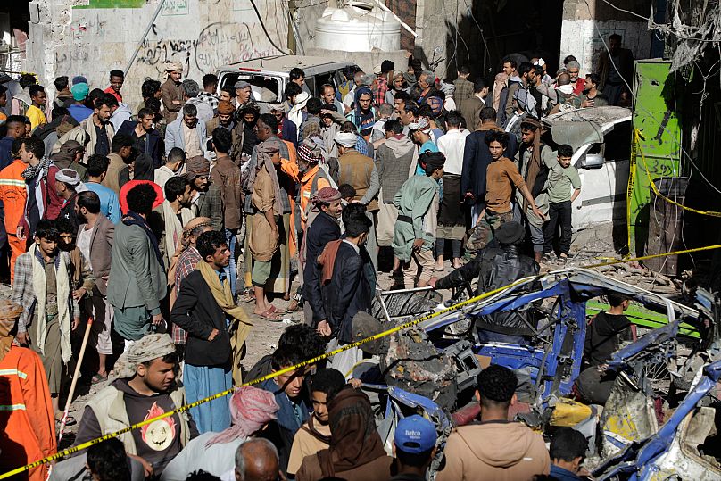 Iemenitas aglomeram-se no mercado popular de Farwah, em Sana, que, segundo os houthis, foi atingido por ataques aéreos dos EUA, 21 de abril de 2025