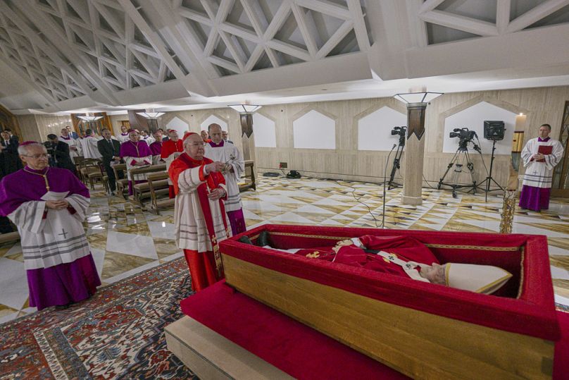 Farrell modli się nad trumną papieża Franciszka