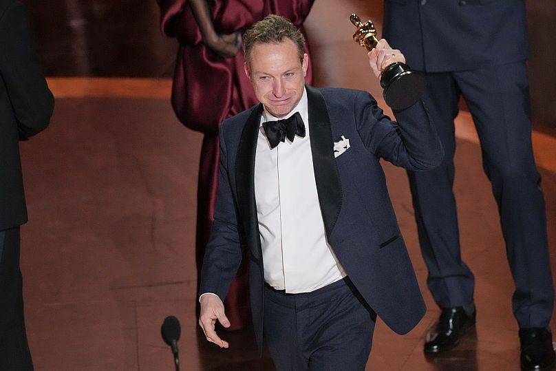 Lol Crawley accepte l'Oscar 2024 de la meilleure cinématographie pour The brutalist
