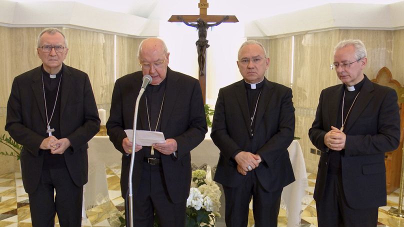 Kardynał Kevin Joseph Farrell, drugi od lewej - ogłasza śmierć papieża. Obok stoją szef watykańskiej dyplomacji Pietro Parolin, Edgar PeÒa Parra, Diego Giovanni Ravelli