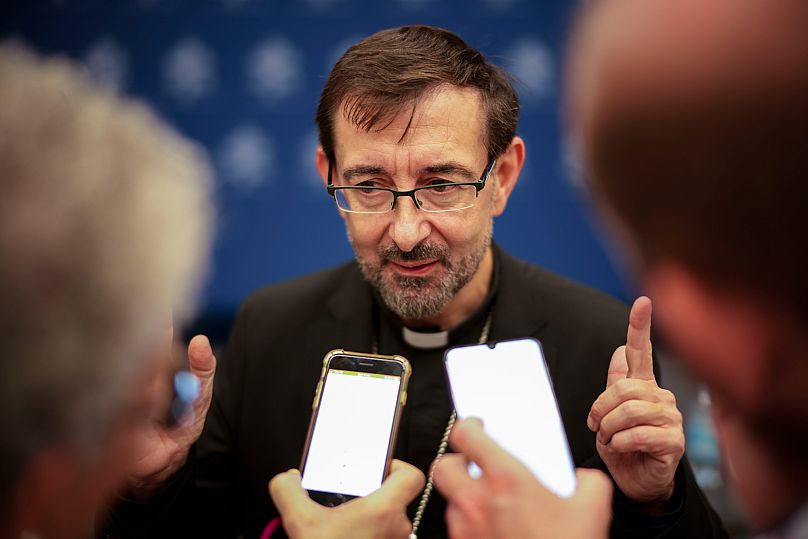 José Cobo Cano posa para las cámaras durante una rueda de prensa en el Vaticano, el viernes 29 de septiembre de 2023.