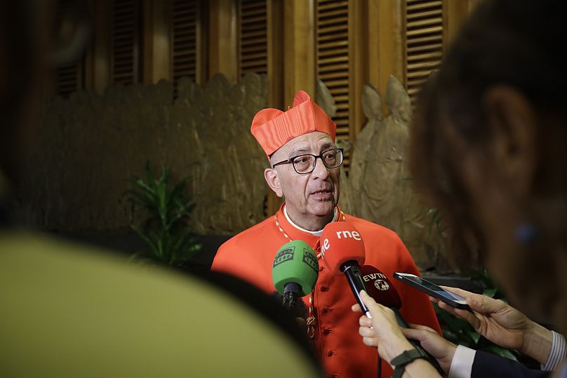 El nuevo cardenal Juan José Omella, arzobispo de Barcelona, ​​habla con los periodistas en la Basílica de San Pedro en el Vaticano, el miércoles 28 de junio de 2017.