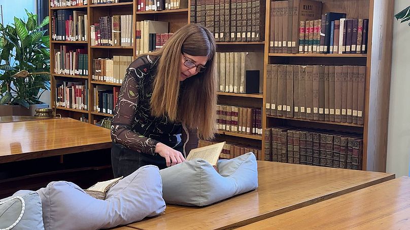 Marta Vizcaíno, jefa de la sección del Siglo de Oro en la Biblioteca Nacional, examina algunos de los primeros ejemplares de 'El Quijote'. 