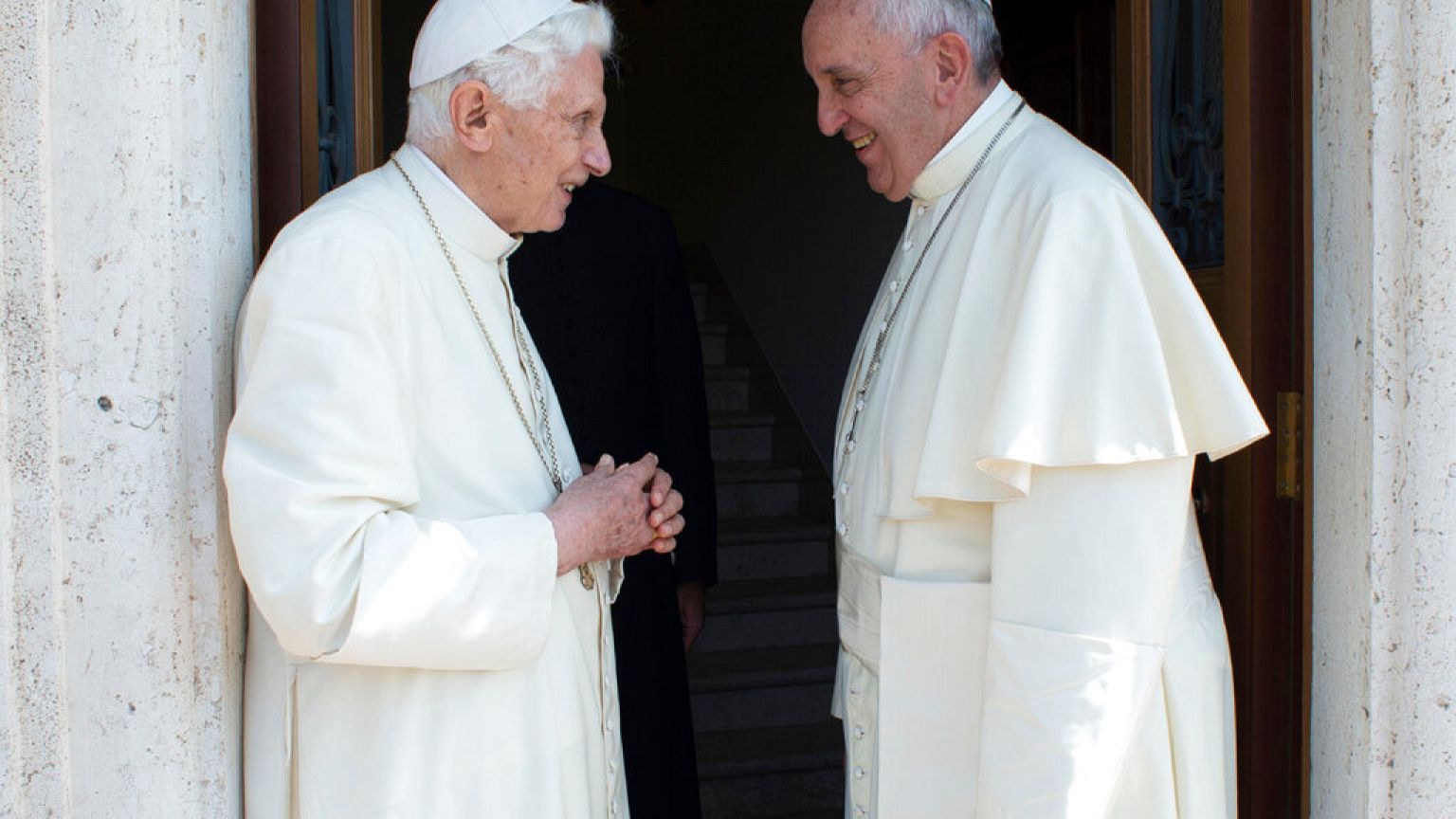 La 'caja blanca' llena de secretos vaticanos de Benedicto XVI a Francisco | Euronews