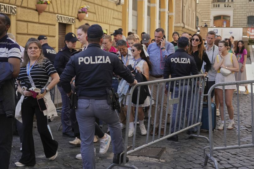 Gli agenti presidiano le aree vicino al Vaticano