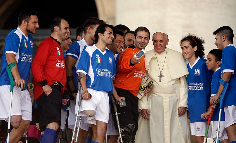 El Papa Francisco posa con la selección nacional de fútbol de amputados de Italia durante un evento deportivo en el Vaticano, el 7 de junio de 2014.