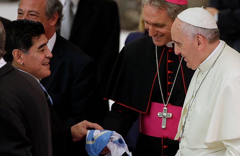 La leyenda del fútbol Diego Armando Maradona, a la izquierda, saluda al Papa Francisco en el Aula Pablo VI del Vaticano, el 1 de septiembre de 2014.