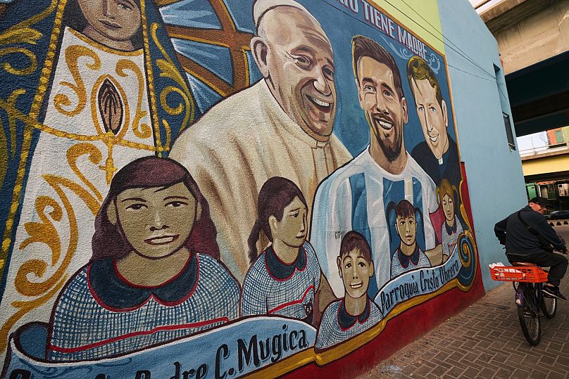 El fallecido Papa Francisco aparece en un mural junto al futbolista Lionel Messi en el barrio Carlos Mugica en Buenos Aires, Argentina, el lunes 21 de abril de 2025.