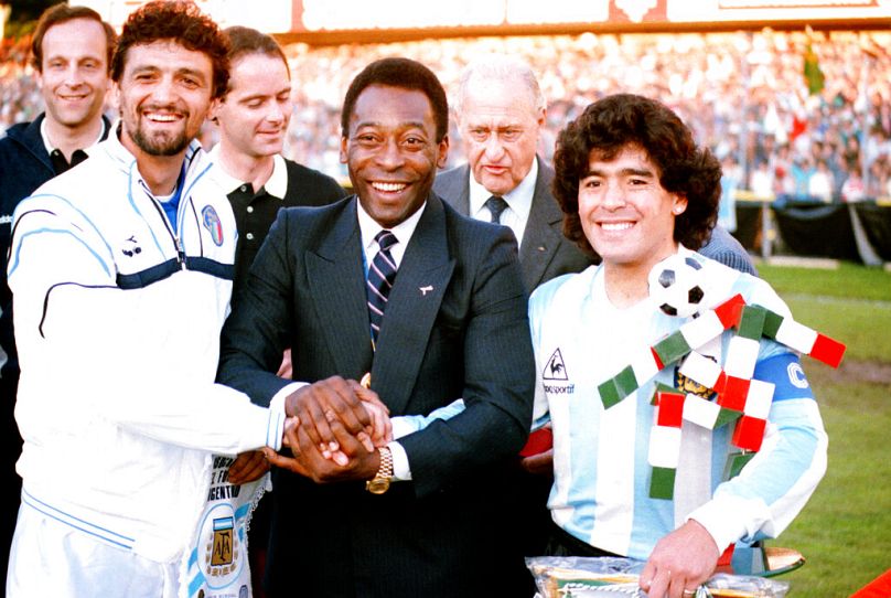 En esta fotografía de archivo del 10 de junio de 1987, la ex leyenda del fútbol brasileño Pelé, en el centro, estrecha la mano del italiano Alessandro Altobelli