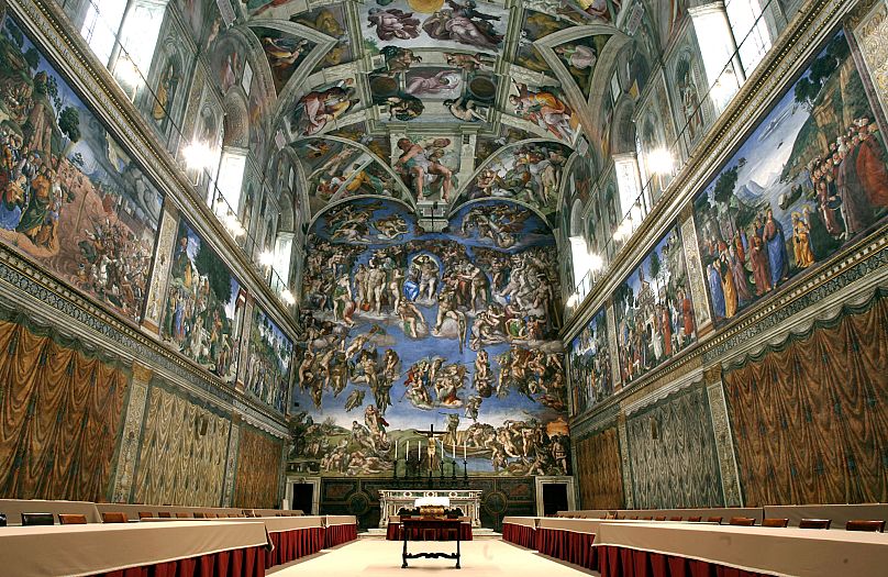 Sur cette photo du 16 avril 2005, des tables et des chaises sont alignées dans la chapelle Sixtine du Vatican en prévision du conclave après la mort du pape Jean-Paul II