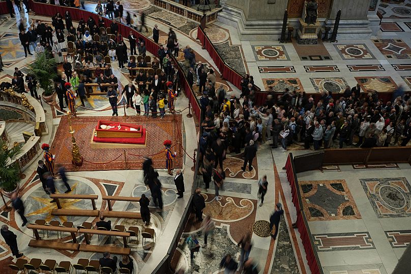 Les fidèles rendent hommage au Pape François dans la Basilique Saint-Pierre au Vatican, le jeudi 24 avril 2025