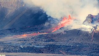 تُظهر هذه الصورة من لقطات كاميرا الويب التي قدمتها هيئة المسح الجيولوجي الأمريكية (USGS) الحمم البركانية وهي تنطلق عالياً خلال ثوران مستمر لبركان كيلاويا داخل متنزه هاواي 