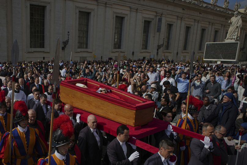 Μεταφορά του φέρετρου του Πάπα στη Βασιλική του Αγίου Πέτρου