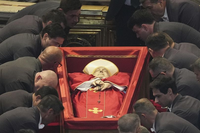 El cuerpo del Papa Francisco será trasladado a la Basílica de San Pedro en el Vaticano, el 23 de abril de 2025, donde permanecerá expuesto durante tres días.