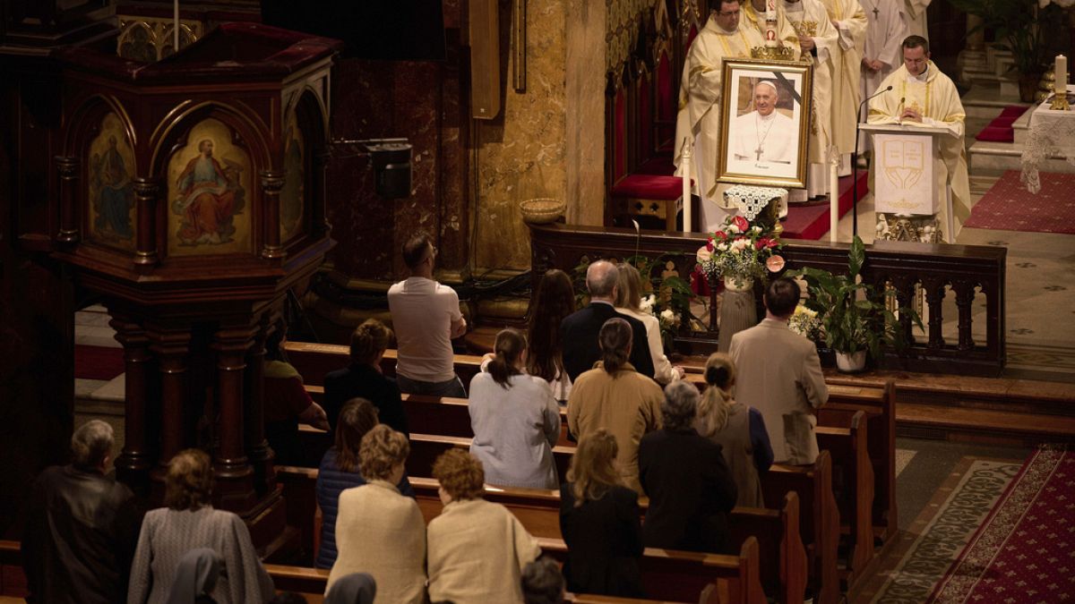 Romanian Catholics mourn Pope Francis with special mass and prayers