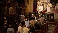 Des personnes assistent à un service religieux en l'honneur du pape François, après l'annonce de son décès, à la cathédrale Saint-Joseph de Bucarest, en Roumanie, le lundi 21 avril 2025.