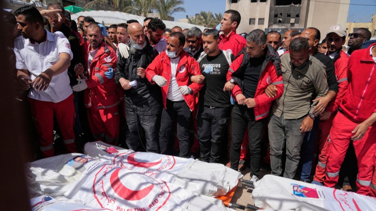 تحقيق ل"هآرتس" يكشف تفاصيل استهداف 15 مسعفا في رفح وينفي سردية الجيش الإسرائيلي