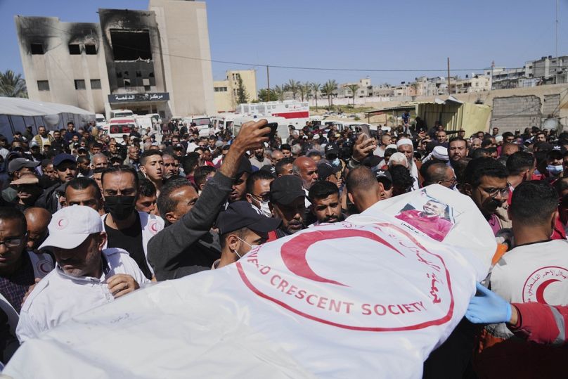 مشيعون يحيطون بجثامين ثمانية من مسعفي الهلال الأحمر، انتُشلت جثثهم في رفح بعد أسبوع من استهدافهم من قبل الجيش الإسرائيلي، يوم الإثنين 31 مارس 2025. 