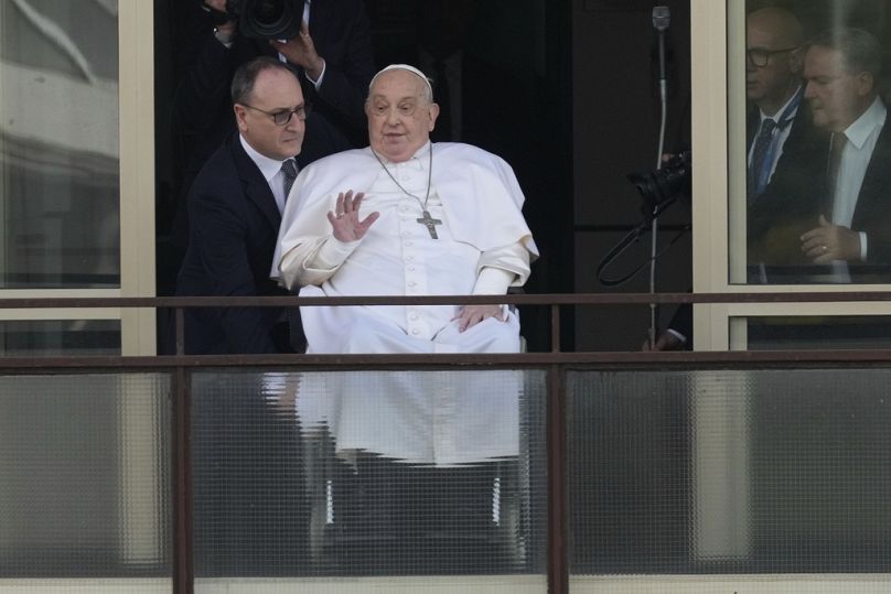 Papieski opiekun Massimiliano Strappetti i Franciszek na balkonie kliniki Gemelli w Rzymie