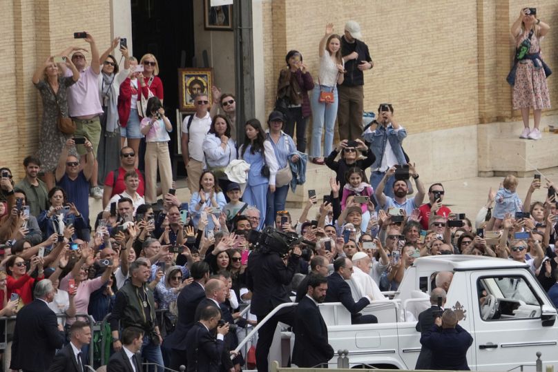 To było ostatnie spotkanie Franciszka z wiernymi, towarzyszył mu ( z lewej) jego osobisty pielęgniarz Massimiliano Stappetti