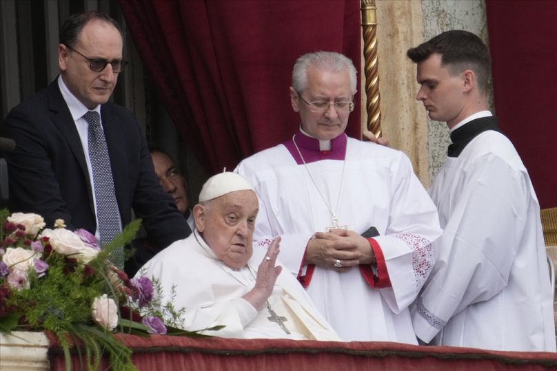 Na balkonie Bazyliki św. Piotra tuż przed błogosławieństwem "miastu i światu"