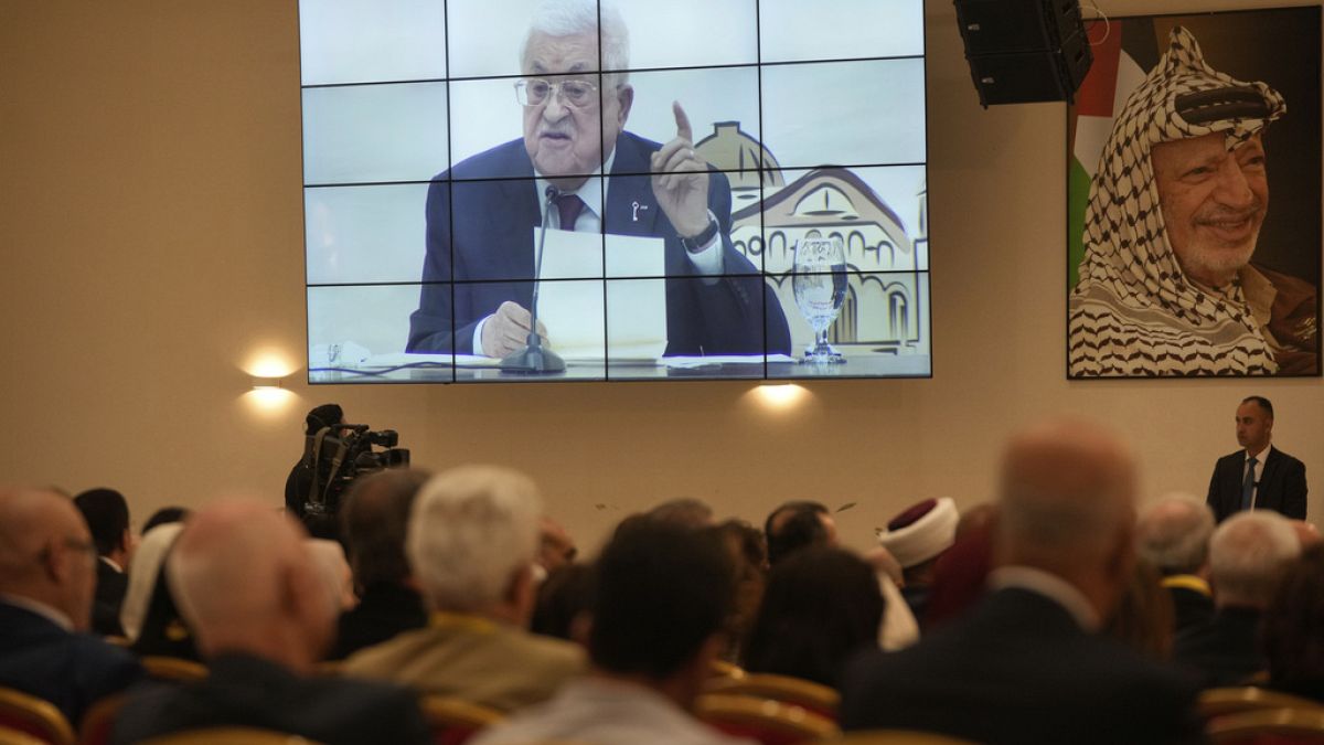 لماذا قرر محمود عباس استحداث منصب نائب لرئيس منظمة التحرير الفلسطينية؟