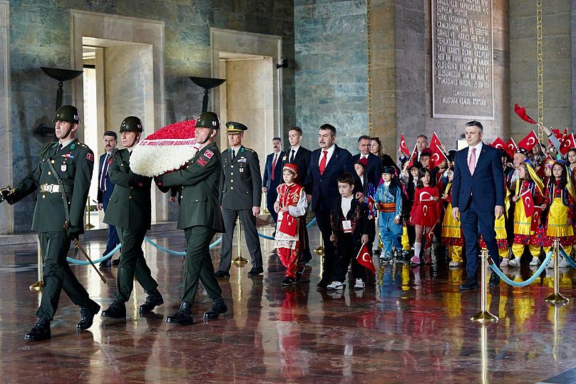 Milli Eğitim Bakanı Yusuf Tekin, beraberindeki öğrencilerle Mustafa Kemal Atatürk'ün anıt mezarını içeren Anıtkabir'de, 23 Nisan 2025