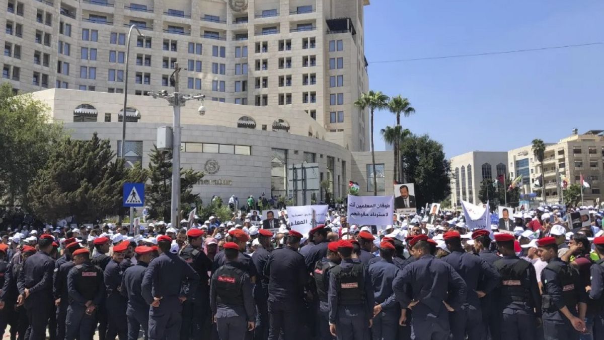 الأردن يُعلن حظر جماعة الإخوان المسلمين... ماذا نعرف عنهم؟