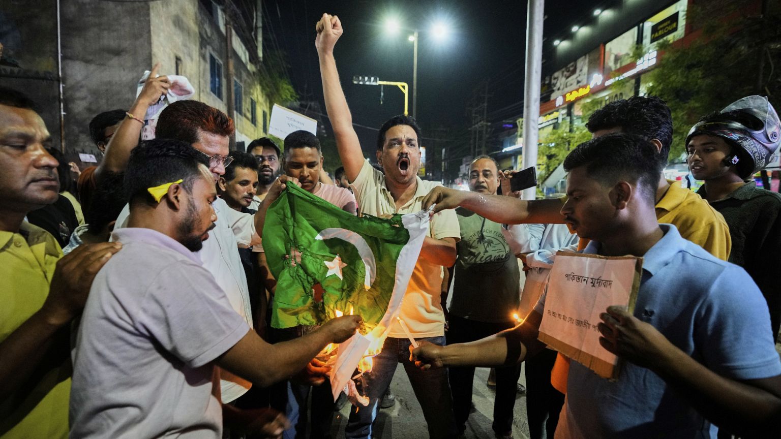Un grupo de personas quema una bandera paquistaní en Guwahati en protesta por el asesinato de turistas a manos de militantes en Cachemira, 23 de abril de 2025.