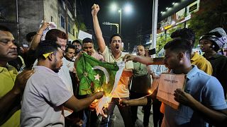 Un grupo de personas quema una bandera paquistaní en Guwahati en protesta por el asesinato de turistas a manos de militantes en Cachemira, 23 de abril de 2025.