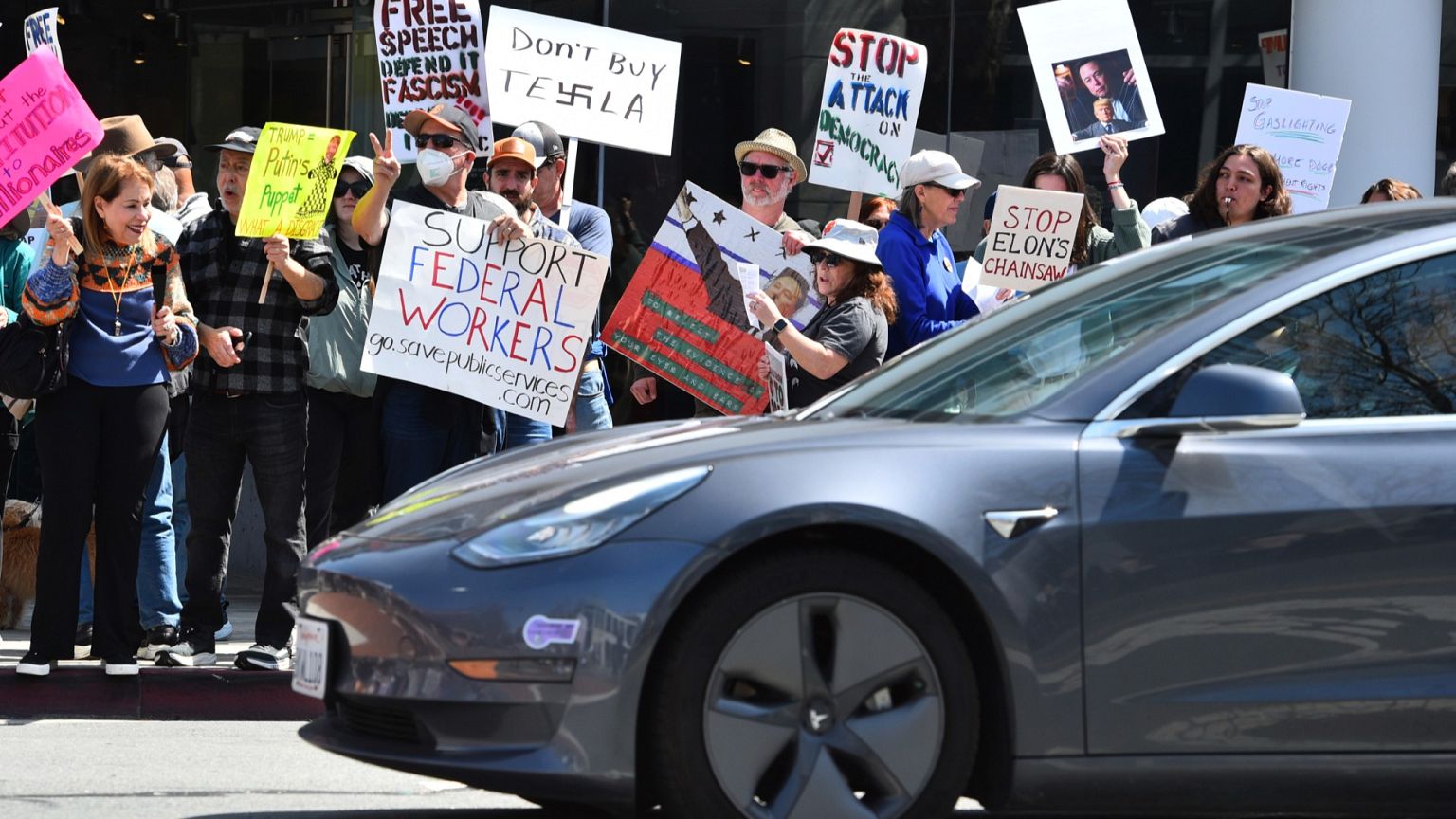 ¿Quiénes se benefician del declive de Tesla en Europa? Los compradores se decantan por los vehículos eléctricos de estas marcas