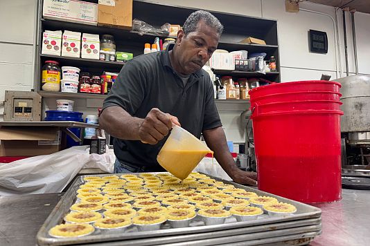 Jerry Clifton, 56 ans, boulanger chez Loretta's Pralines, prépare des confiseries le mardi 22 avril 2025.