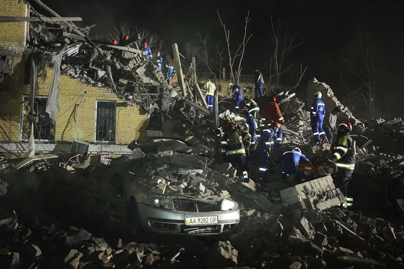 Ukrainische Suchmannschaften in den Trümmern nach einem russischen Raketenangriff in Kyjiw in der Ukraine am frühen Donnerstag, 24. April 2025.