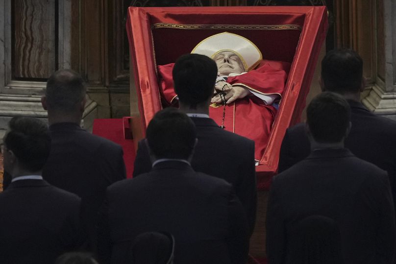Die Angestellten des Vatikan hatten vor allen anderen die Gelegenheit, sich am Sarg von Franziskus zu verabschieden