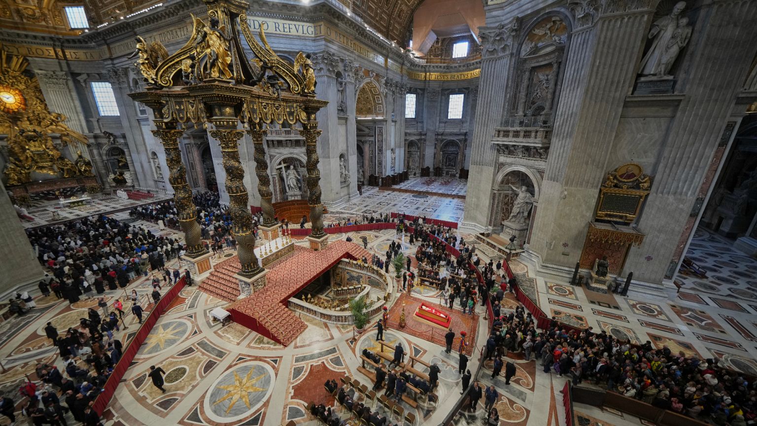 Tausende Stehen Schlange Um Papst Franziskus Die Letzte Ehre Zu
