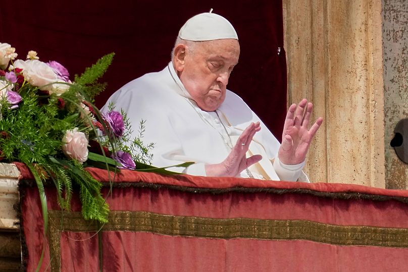 Le pape François apparaît dans la loge centrale de la basilique Saint-Pierre pour donner la bénédiction Urbi et Orbi sur la place Saint-Pierre au Vatican, le dimanche 20 avril