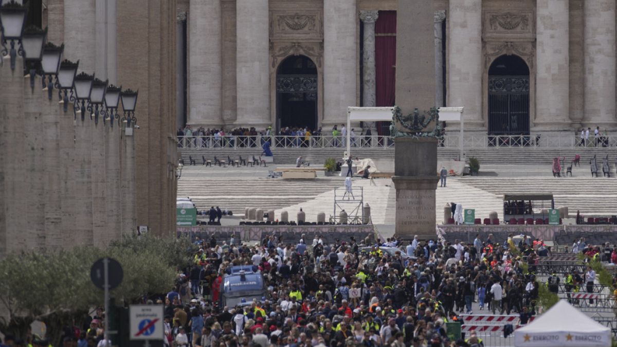 Βατικανό: Δεκάδες χιλιάδες πιστοί στη Βασιλική του Αγίου Πέτρου