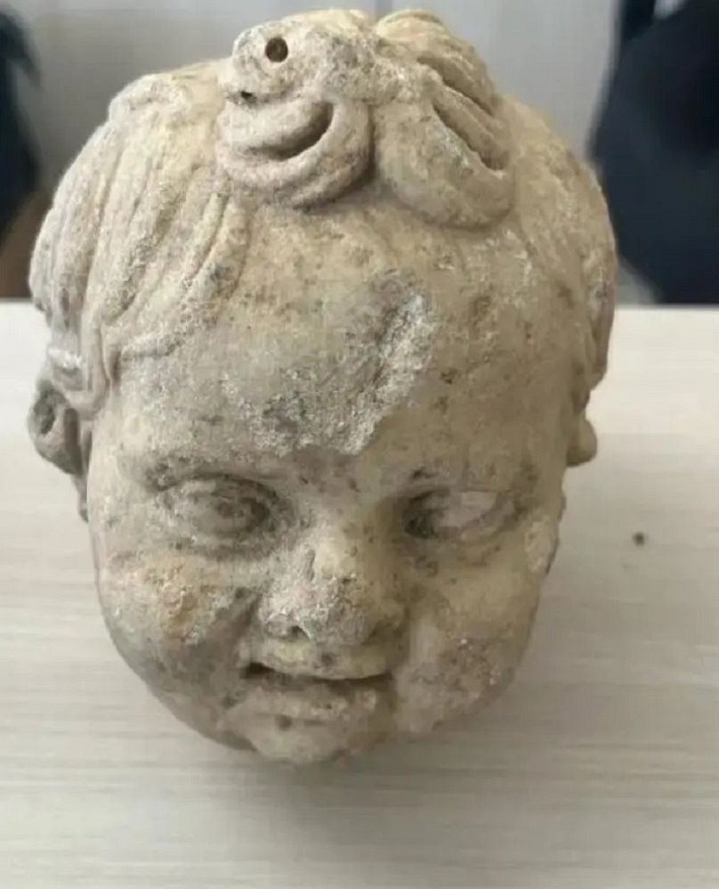 رأس طفل أثري مصنوع من الرخام